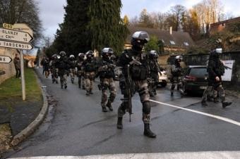 Fransa polisi redaksiyaya hücum edənlərin izinə düşüb