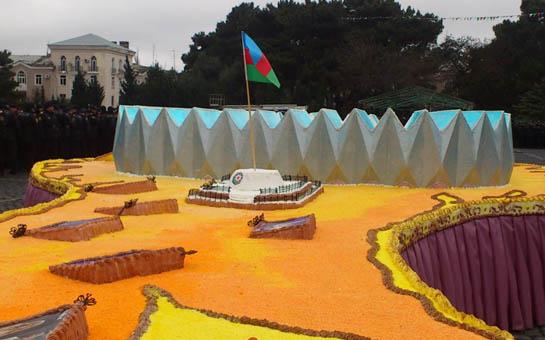 Prezident İlham Əliyevin ad gününə hazırlanmış 51 metrlik tortun fotosu
