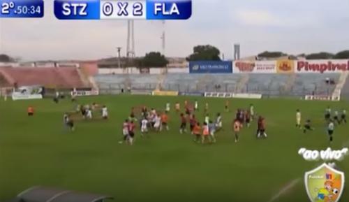 Futbol matçında 11 qırmızı vərəqə - Video