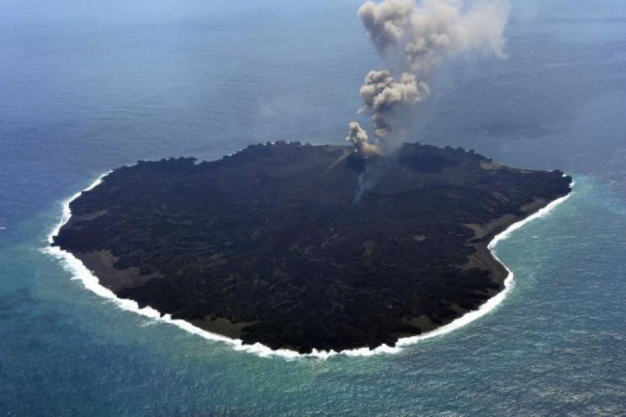 Nişinoşima adası böyüməkdə davam edir