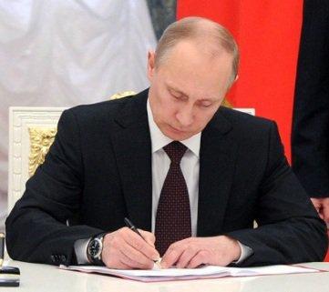 Putin Suriyada ölən pilota milli qəhrəman adı verdi
