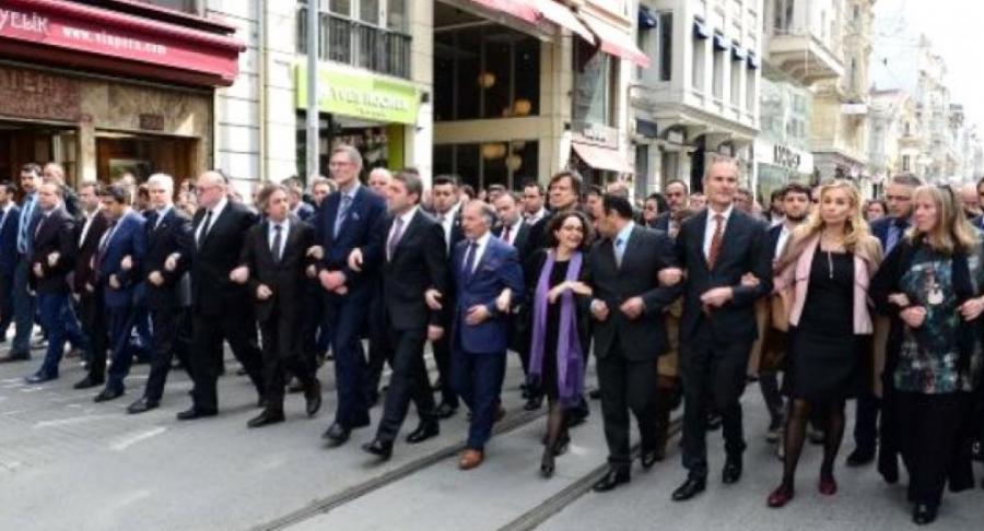Avropalı diplomatlar Taksimdə bir arada