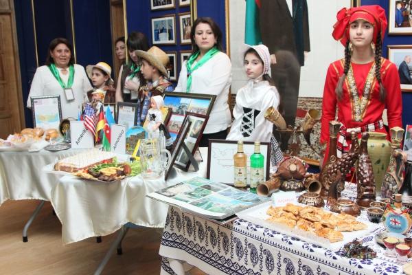 Dünya uşaqları azərbaycanlıları öz ölkələrinin mədəniyyəti ilə tanış ediblər