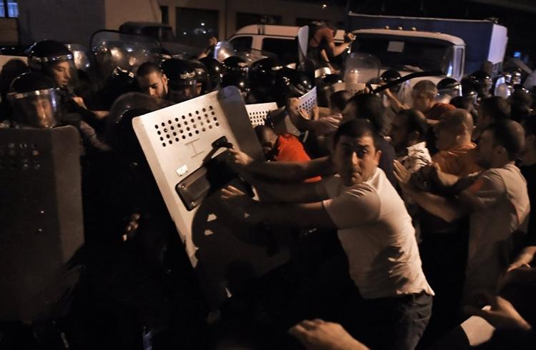 İrəvanda zəbt olunmuş polis binasının qarşısında 30-dək etirazçı saxlanılıb