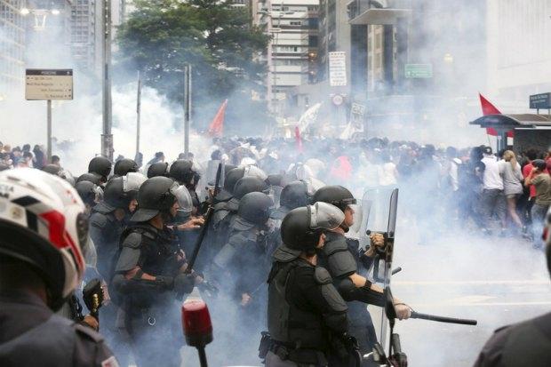 Rio de Janeyroda polislə etirazçılar arasında toqquşma 