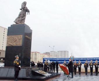 Prezident İlham Əliyev "Xocalı" abidəsini ziyarət edib
