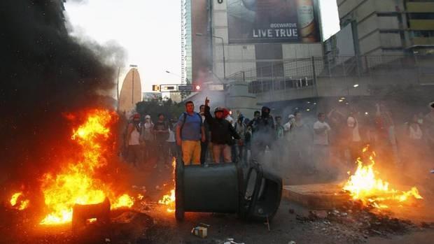 Venesuelada polislə etirazçılar arasında toqquşmalar 