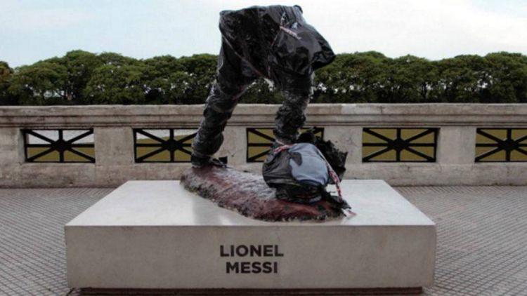 Buenos-Ayresdə Messinin heykəli sındırıldı