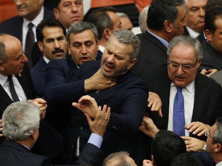 Türkiyə parlamentində yenə dava: xəsarət alanlar var 