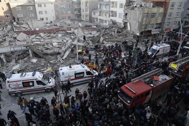 İstanbulda bina çökdü: 2 ölü, 17 yaralı - Yenilənib