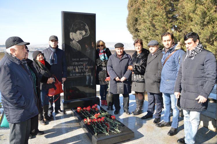 Gənc Tamaşaçılar Teatrının kollektivi Firəngiz Şərifovanın məzarını ziyarət etdi