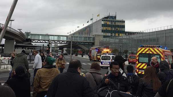Paris aeroportunda insident: uçuşlar dayandırıldı
