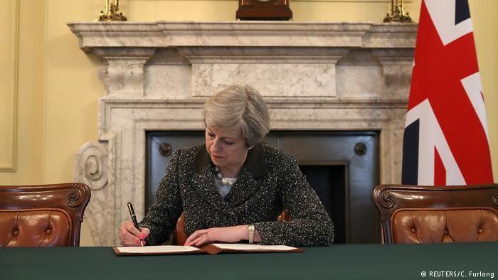 "Brexit" üzrə danışıqların başlanmasına dair rəsmi bildiriş imzalandı