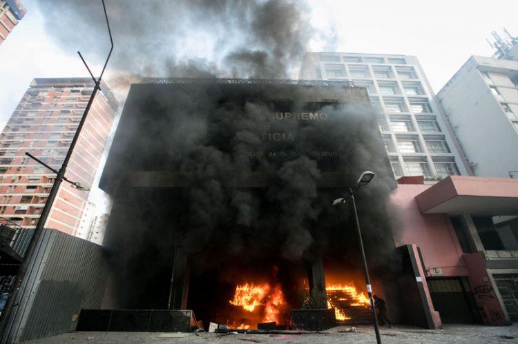 Karakasda etirazçılar Ali Məhkəmənin binasını yandırdılar