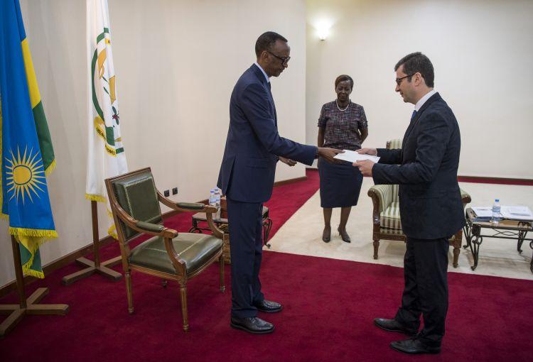 Elman Abdullayev etimadnaməsini Ruanda prezidentinə təqdim etdi