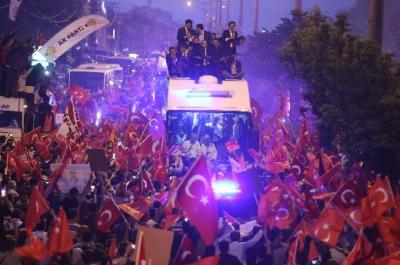 Polis Ankarda etirazçıları dağıdıb, Ərdoğan isə paytaxtda mitinqlər keçirib