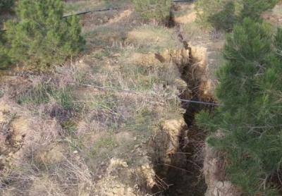 "Teleqüllə yaxınlığında 60-70 metr uzunluğunda çatlar yaranıb"