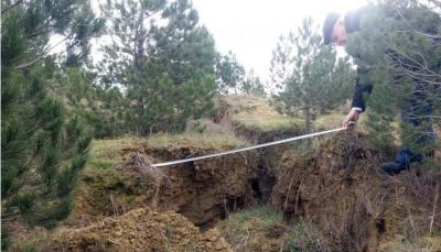 Teleqüllə yaxınlığında 7 metr dərinliyində, 1 metr enində çatlar yarandı