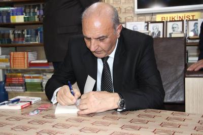 Mustafa Çəmənli yeni kitabını imzaladı