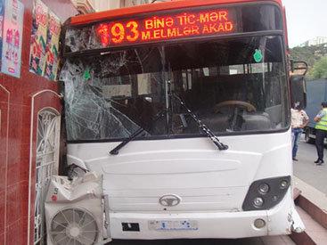 Bakıda sərnişin avtobusu binaya çırpıldı- Foto
