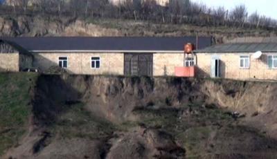 Şamaxıda torpaq sürüşməsi aktivləşdi, evlərdə iri çatlar əmələ gəldi