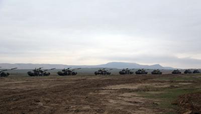Tank hərbi hissələri təlimdə tapşırıqları yerinə yetirir
