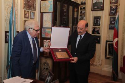 Xalq yazıçısı Anara Azərbaycan Prezidentinin Fəxri diplomu təqdim edildi - Fotolar