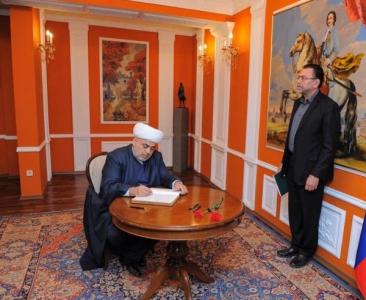 Allahşükür Paşazadə Rusiya səfirliyində xatirə kitabına ürək sözlərini yazdı