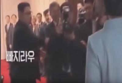 Kim Çen Inn xanımının şəklini çəkən fotoqrafı itələdi - Video