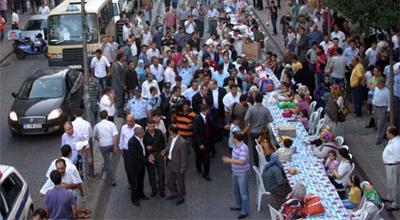 Taksimdə iftar süfrələri qurulur- Video