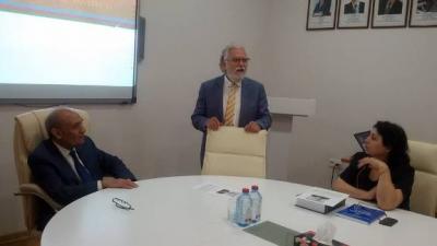 Dilçilik İnstitutunda türkiyəli professorla görüş
