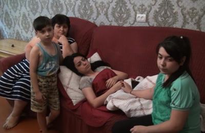Gəncəli gənc ana qonşunun iki körpəsinin həyatını xilas etdi