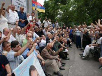 Yerevan meriyası önündə etiraz aksiyası davam edir