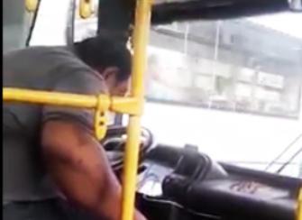 Bakıda avtobus sürücüsü sükan arxasında yatdı - Video 