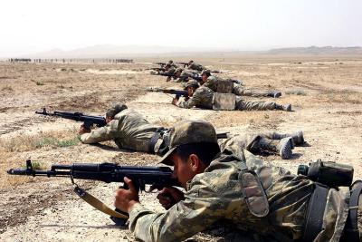 Gənc kursantlar atış çalışmalarını yerinə yetirirlər