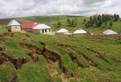 Bəzi yaşayış yerlərində yeni sürüşmə sahələri yaranıb