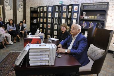 Xalq yazıçısı Elçinlə Bakı Kitab Mərkəzində görüş 