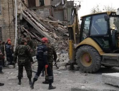 Gəncədə 1 hərbçi dağıntılar altından sağ çıxarıldı - Yenilənib