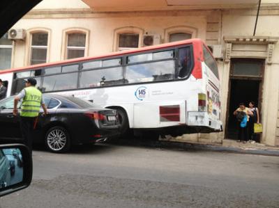 Bakıda avtomobil avtobus dayanacağına dəyib: 6 nəfər yaralanıb