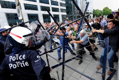 Brüsseldə polis "sarı jiletlər"in aksiyasını dayandırmağa çalışır
