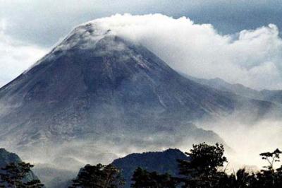İtaliyada Etna vulkanı aktivləşdi - 150 dəfə püskürdü