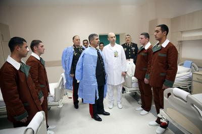 Müdafiə naziri bayramlar münasibətilə hərbi hospitalda oldu