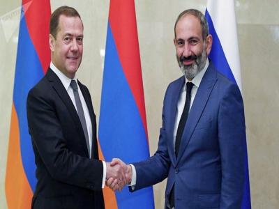 Paşinyan Medvedevdən onunla görüşməsini xahiş etdi