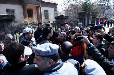 Yerevanda hökumət binasının qarşısında növbəti etiraz