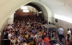 Metroda qatar 20 dəqiqə tuneldə qalıb