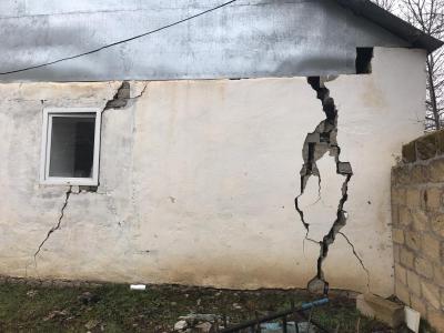 Şamaxıda zəlzələ nəticəsində dağılan evlərlə bağlı xəbər