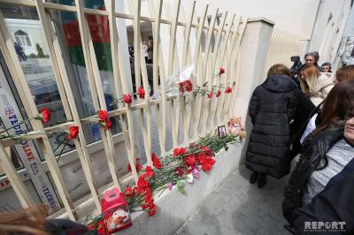162 nömrəli məktəbin qarşısında Elina Hacıyevanın anım mərasimi keçirilir