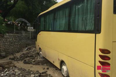 İsmayıllıda güclü külək və sel fəsadlar törətdi, avtobus su altında qaldı