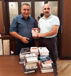 Yazıçılar Birliyindən Dədəli kitabxanasına hədiyyə