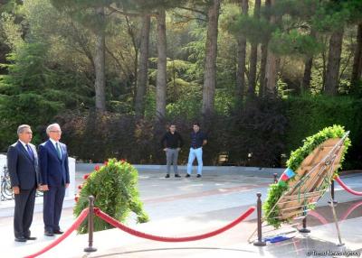 Mətbuat nümayəndələri Heydər Əliyev və Həsən bəy Zərdabinin məzarını ziyarət ediblər